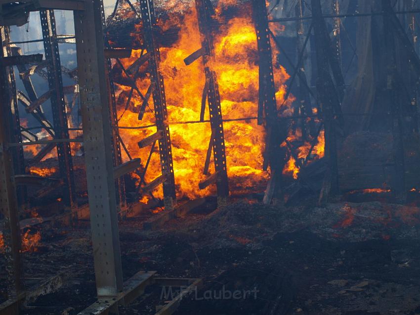 Grossbrand Holzlager Siegburg Industriestr P308.JPG